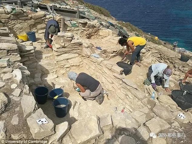 希臘小島發現4500年前避難所藏神秘排水系統和陶器