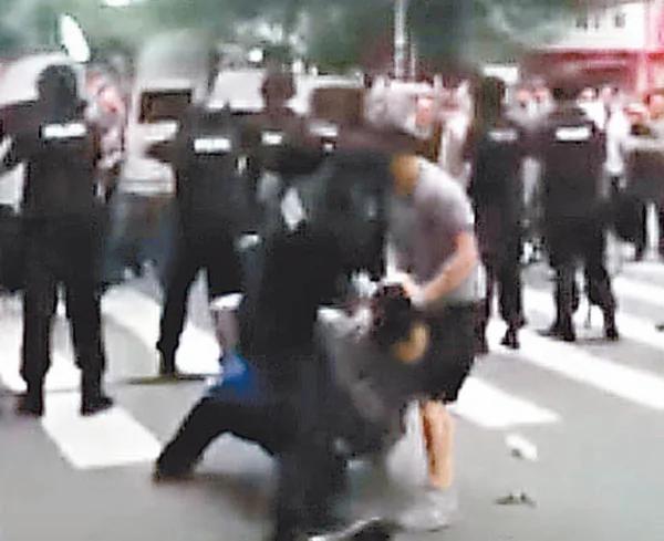 四川數萬人示威與警方衝突 場面異常混亂
