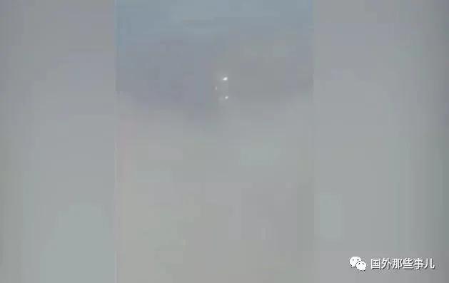 飛機飛行途中遇到不明飛行物被迫改變方向