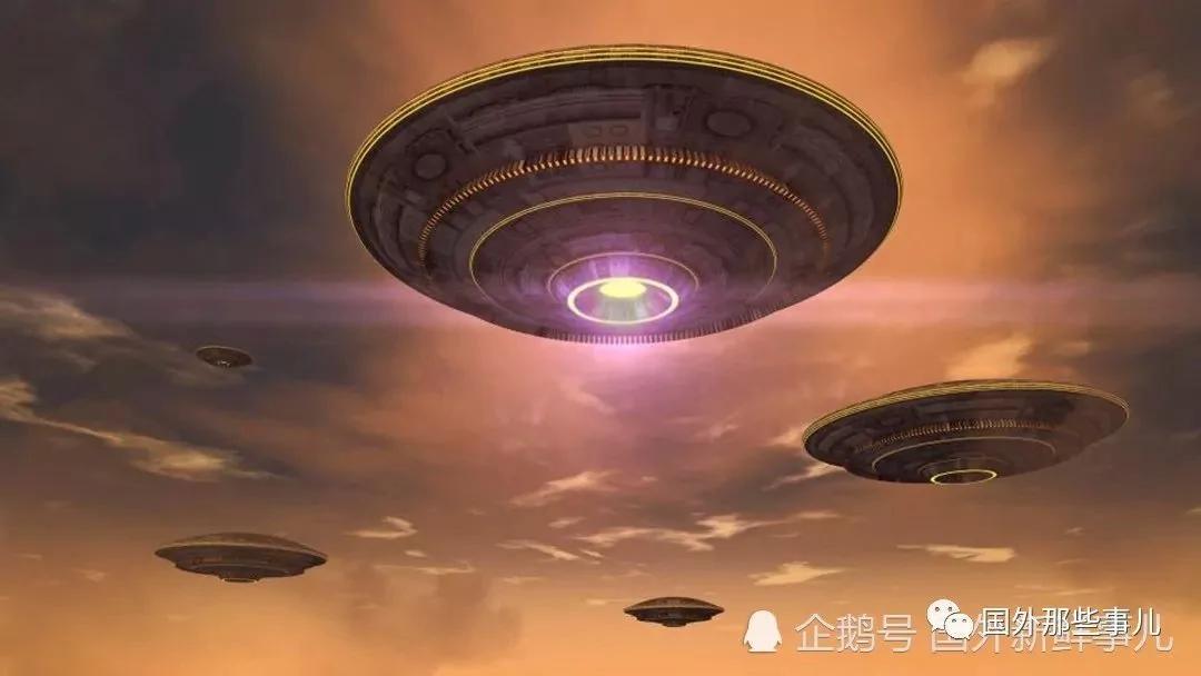 飛機飛行途中遇到不明飛行物被迫改變方向