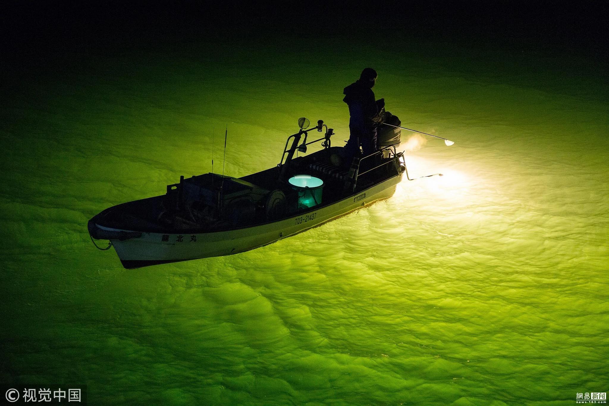 日本漁民河面點燈夜捕鰻魚 場面如夢如幻