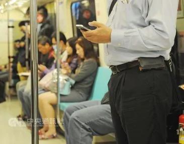 手機怎麼拿都傷身 醫師建議少用最好