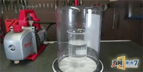 礦泉水倒玻璃容器抽完空氣 兩分鐘後看到這畫面
