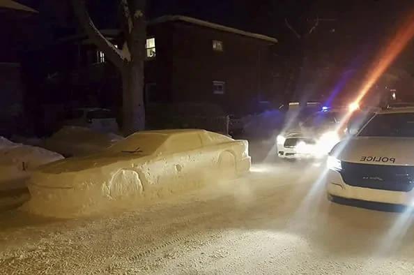 這男子用雪造了一輛車結果警察給了張「罰單」