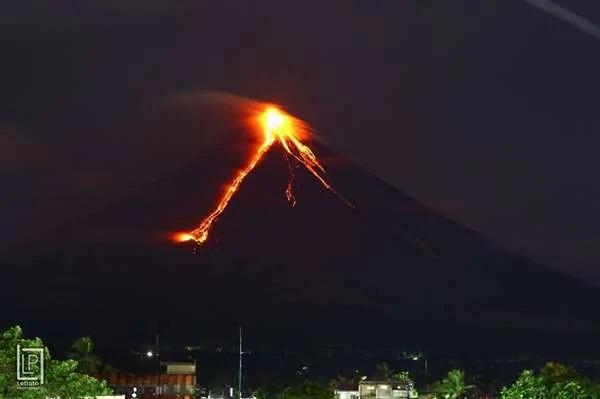 最美火山拍到這「浪漫一幕」 當地人驚呼：「原來流傳的愛情故事係真嘅！」