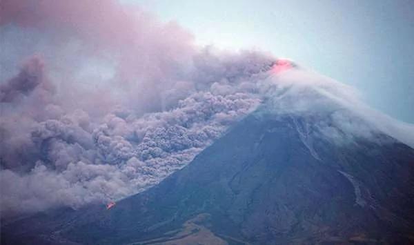 最美火山拍到這「浪漫一幕」 當地人驚呼：「原來流傳的愛情故事係真嘅！」