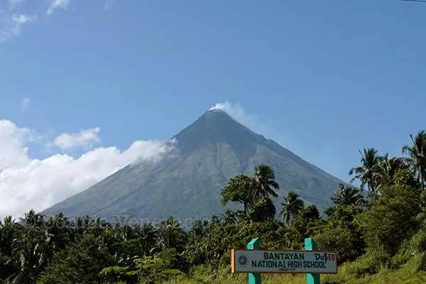 最美火山拍到這「浪漫一幕」 當地人驚呼：「原來流傳的愛情故事係真嘅！」