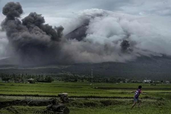 最美火山拍到這「浪漫一幕」 當地人驚呼：「原來流傳的愛情故事係真嘅！」
