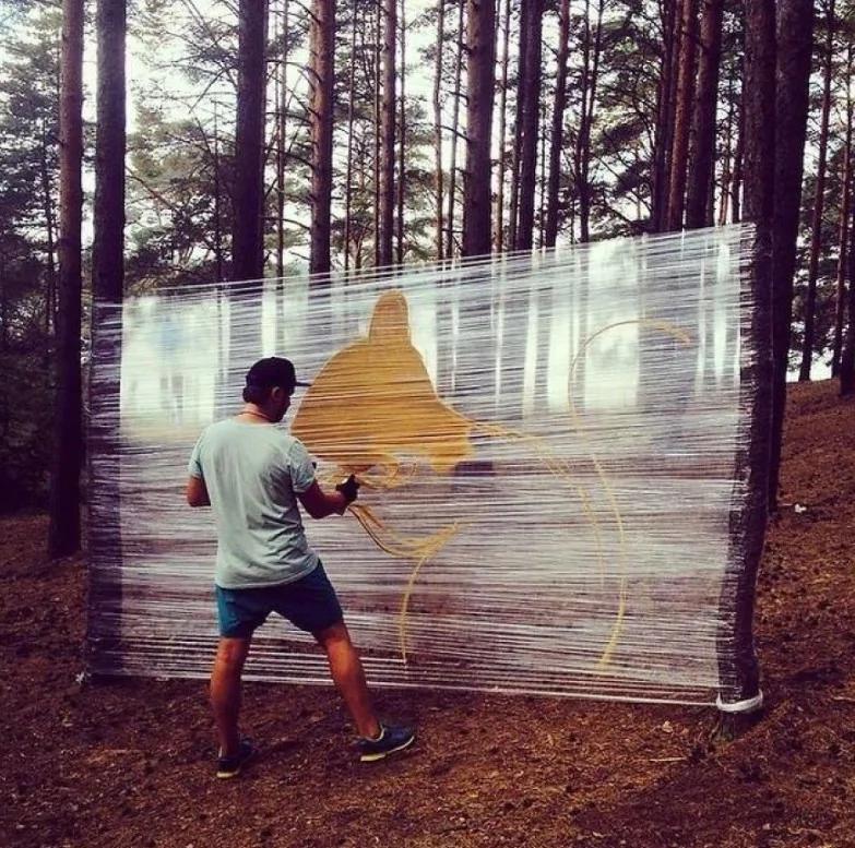 這創意滿分 國外網友用塑料袋在森林繪畫塗鴉