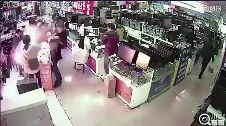 男子牙咬iPhone電池測真假爆炸後一臉懵