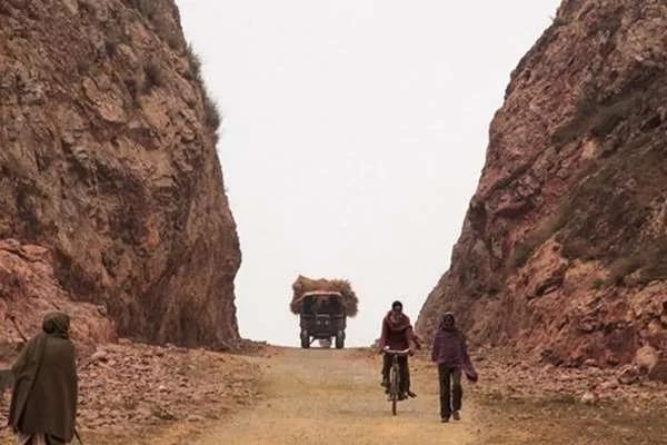 印度超猛老爸拿鋤頭鑿山開路 成功鑿出8公里的平坦路
