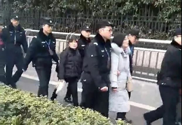 南京錢寶網投資者逾2000人遊戲示威 官方出動6000警力待命鎮壓
