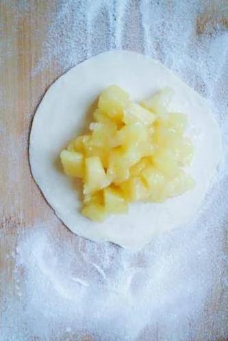 超級簡單的蘋果派 外皮酥脆 內里酸甜 不需要烤箱就可以搞定！孩子愛吃的不得了