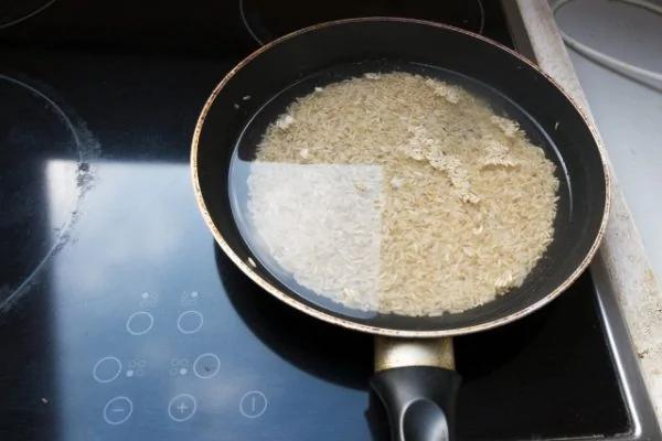 老婆蒸米飯時打入了兩個雞蛋 出鍋後全家人愣了！