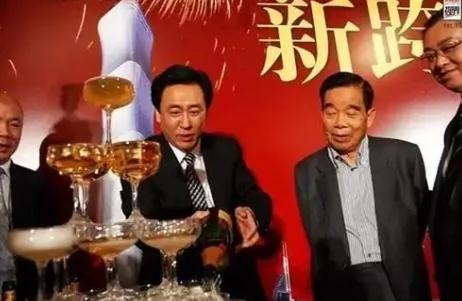 除了李嘉誠 這個香港富豪也在退出中國