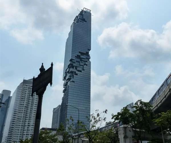 泰國這棟大樓剛蓋好時 被罵翻係「狗啃的作品」 但打開燈光後 網友驚呆了！