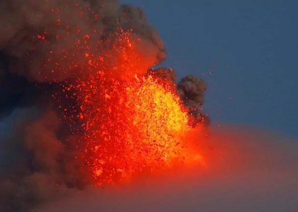 菲律賓馬榮火山猛噴 赤紅烈焰 無比壯觀