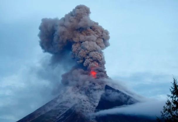 菲律賓馬榮火山猛噴 赤紅烈焰 無比壯觀