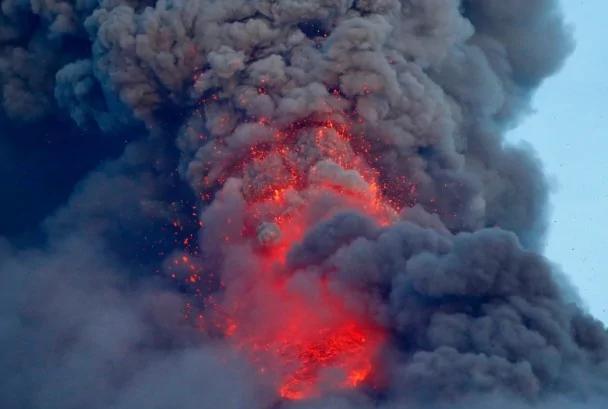 菲律賓馬榮火山猛噴 赤紅烈焰 無比壯觀