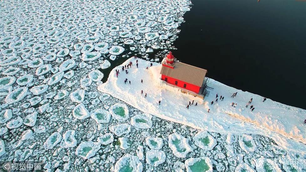 美國密歇根湖冰雪奇觀 滿湖巨大圓冰似荷葉