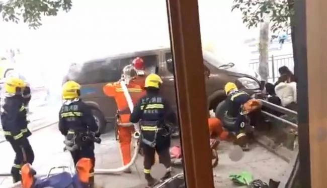 突發！上海汽車載冒火煤氣罐直衝人群 18人送醫3重傷