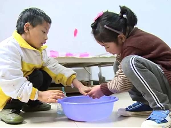 9歲妹妹成為殘障哥哥「小拐杖」 背着哥哥上下學 讓人感動！