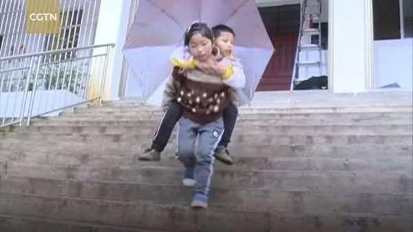 9歲妹妹成為殘障哥哥「小拐杖」 背着哥哥上下學 讓人感動！