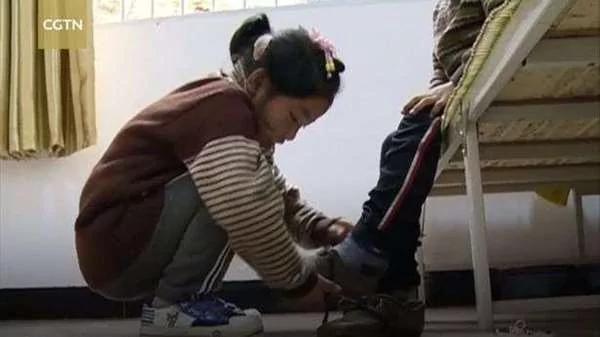 9歲妹妹成為殘障哥哥「小拐杖」 背着哥哥上下學 讓人感動！