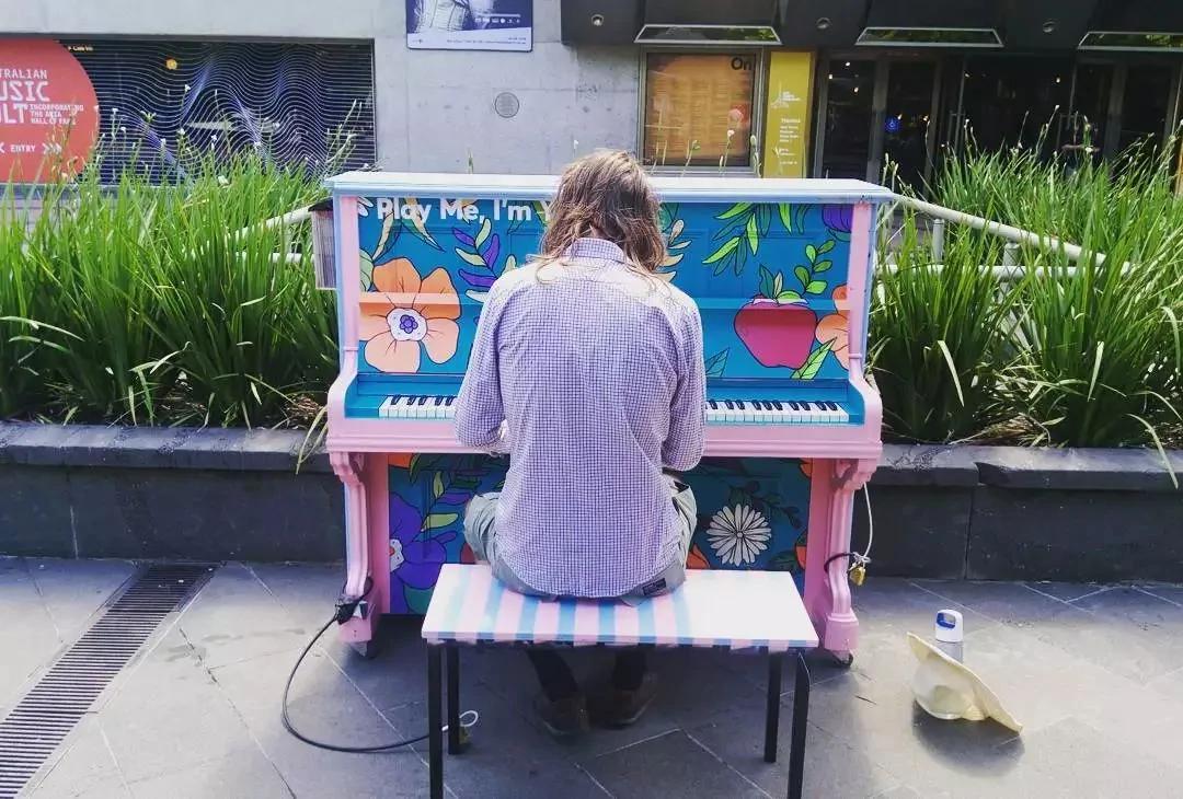 墨爾本街頭隨意放了21架鋼琴 結果神奇的事發生