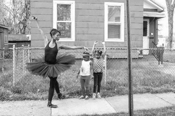 她係芭蕾舞團的「黑天鵝」 穿上舞衣和舞鞋來到貧民窟 只為了「這個」！