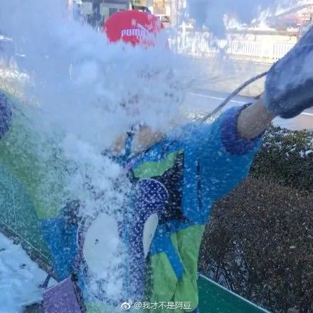 下雪了讓男朋友給我拍張美照發朋友圈 看完想分手…