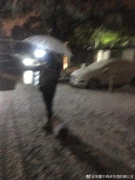 下雪了讓男朋友給我拍張美照發朋友圈 看完想分手…