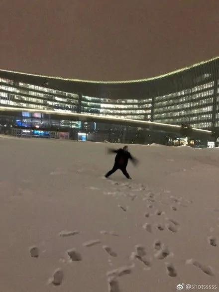 下雪了讓男朋友給我拍張美照發朋友圈 看完想分手…