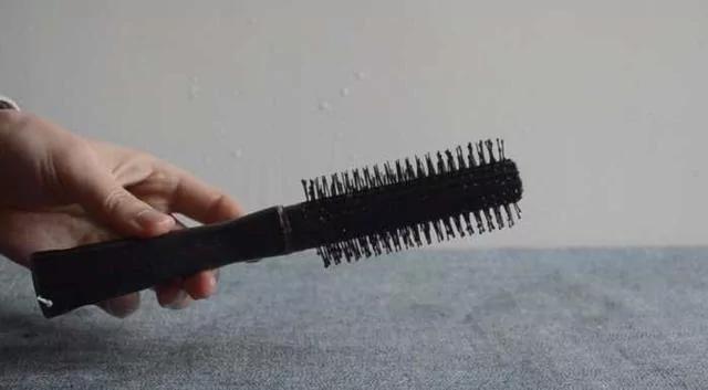 梳子纏滿頭髮油膩膩難清洗?教你一招去污法 輕輕鬆鬆巧洗如新! 13 梳子纏滿頭髮油膩膩難清洗?教你一招去污法 輕輕鬆鬆巧洗如新!