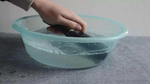 梳子纏滿頭髮油膩膩難清洗?教你一招去污法 輕輕鬆鬆巧洗如新! 8 梳子纏滿頭髮油膩膩難清洗?教你一招去污法 輕輕鬆鬆巧洗如新!