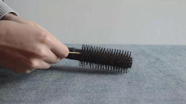 梳子纏滿頭髮油膩膩難清洗?教你一招去污法 輕輕鬆鬆巧洗如新! 2 梳子纏滿頭髮油膩膩難清洗?教你一招去污法 輕輕鬆鬆巧洗如新!