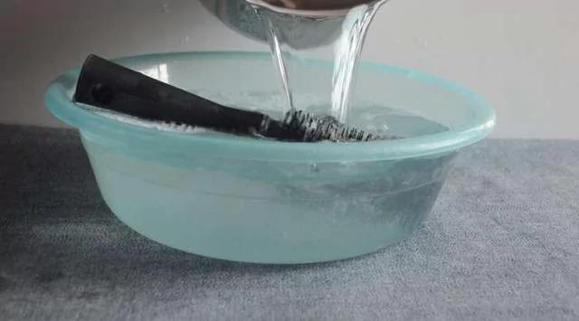 梳子纏滿頭髮油膩膩難清洗?教你一招去污法 輕輕鬆鬆巧洗如新! 9 梳子纏滿頭髮油膩膩難清洗?教你一招去污法 輕輕鬆鬆巧洗如新!