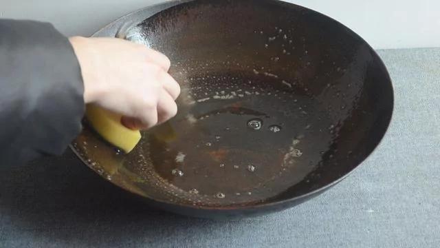 鐵鍋老生鏽,用它泡3分鐘,再也不生鏽不粘鍋,比千元鐵鍋還好用 4 鐵鍋老生鏽,用它泡3分鐘,再也不生鏽不粘鍋,比千元鐵鍋還好用
