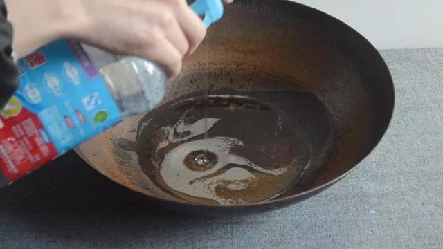 鐵鍋老生鏽,用它泡3分鐘,再也不生鏽不粘鍋,比千元鐵鍋還好用 3 鐵鍋老生鏽,用它泡3分鐘,再也不生鏽不粘鍋,比千元鐵鍋還好用
