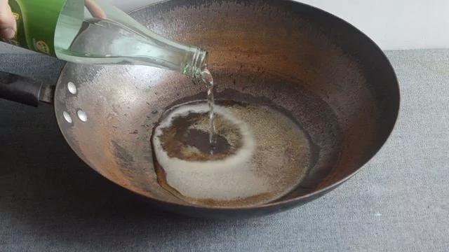 鐵鍋老生鏽,用它泡3分鐘,再也不生鏽不粘鍋,比千元鐵鍋還好用 2 鐵鍋老生鏽,用它泡3分鐘,再也不生鏽不粘鍋,比千元鐵鍋還好用