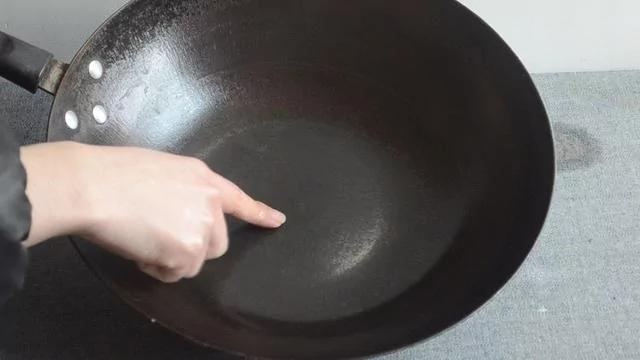 鐵鍋老生鏽,用它泡3分鐘,再也不生鏽不粘鍋,比千元鐵鍋還好用 8 鐵鍋老生鏽,用它泡3分鐘,再也不生鏽不粘鍋,比千元鐵鍋還好用