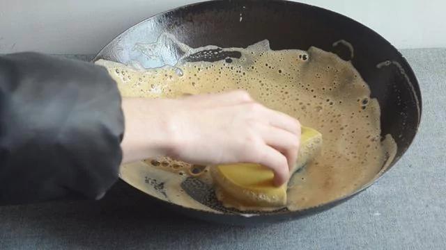 鐵鍋老生鏽,用它泡3分鐘,再也不生鏽不粘鍋,比千元鐵鍋還好用 6 鐵鍋老生鏽,用它泡3分鐘,再也不生鏽不粘鍋,比千元鐵鍋還好用