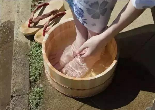 她把5角錢的硬幣放鞋裡 看呆了