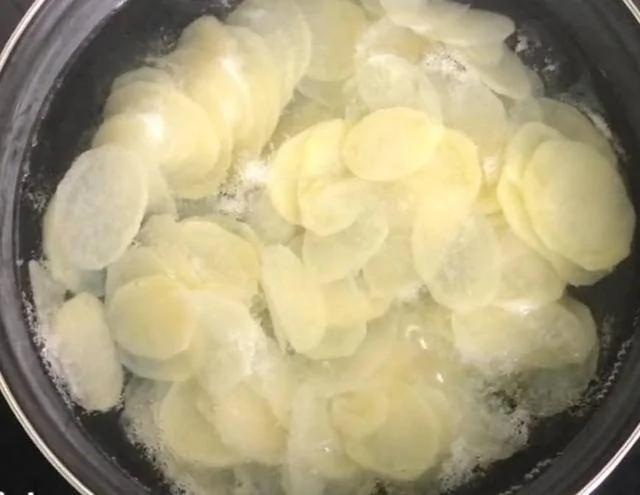 愛吃薯片？幾毛錢就可以做一大盆薯片