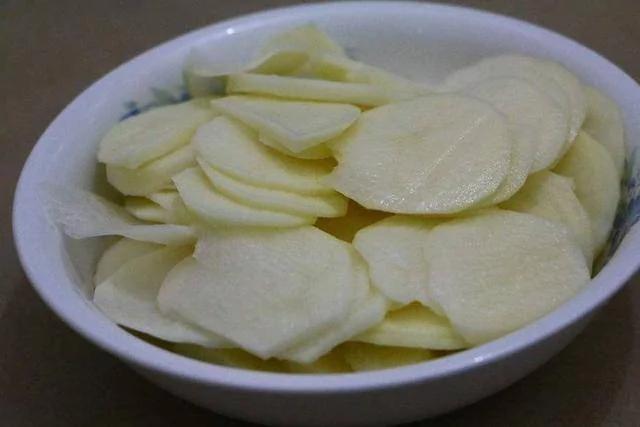 愛吃薯片？幾毛錢就可以做一大盆薯片