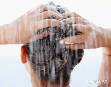 洗頭時 頭髮一把一把的掉…結果原因竟是…90%的人不知道 一定要分享出去!! 2 洗頭時 頭髮一把一把的掉…結果原因竟是…90%的人不知道 一定要分享出去!!