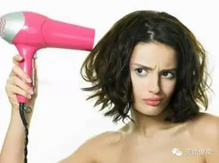 洗頭時 頭髮一把一把的掉…結果原因竟是…90％的人不知道 一定要分享出去！！