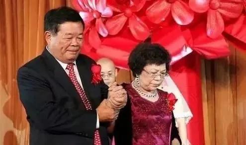 曹德旺自曝有過外遇 最終沒離開文盲妻 2 曹德旺自曝有過外遇 最終沒離開文盲妻