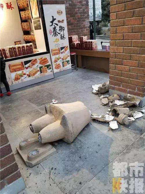 女孩摸了一下仿製兵馬俑 被砸得頭出血腿骨斷裂