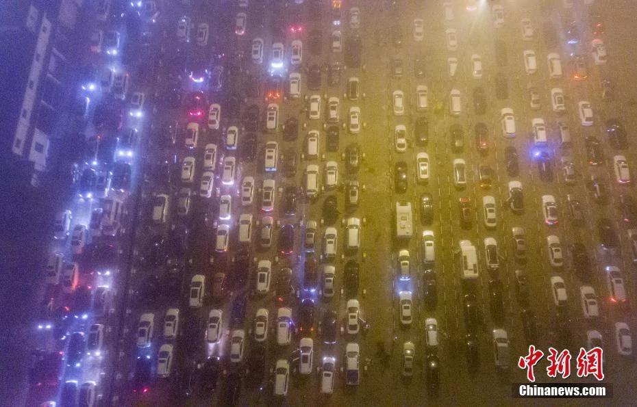 春節假期都過了 海口上萬輛車還堵著出不來! 3 春節假期都過了 海口上萬輛車還堵著出不來!